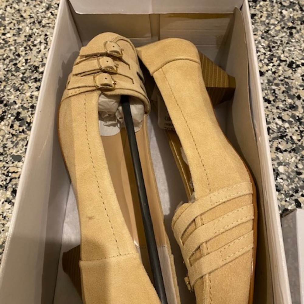 New AJ Valenci Size 8M Tan Pumps with Buckles